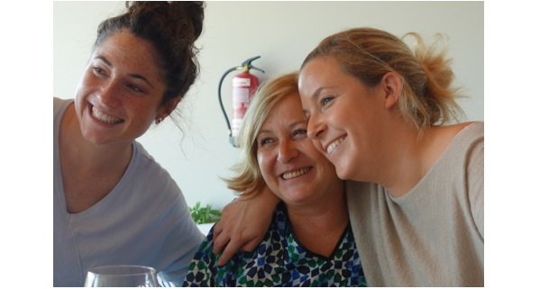 Charo Alegre Ruiz (middle) and her daughters, Jaione (left) and Ainhoa (right) – 3 bubbly ladies who